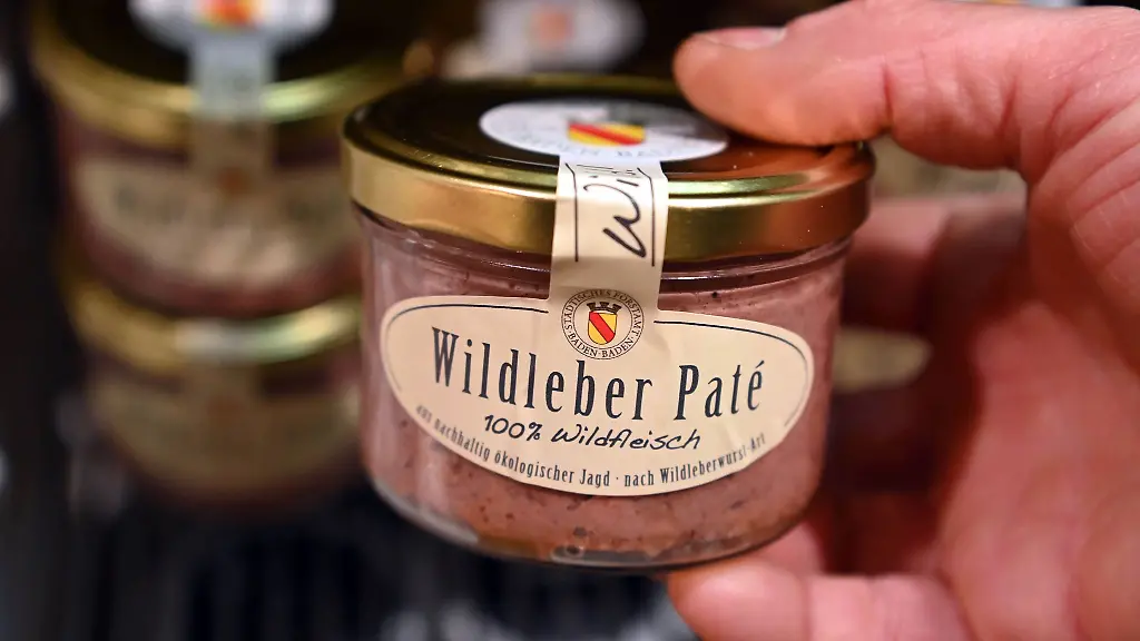 In-einem-Geschaeft-wird-eine-Wildleber-Pate-gezeigt