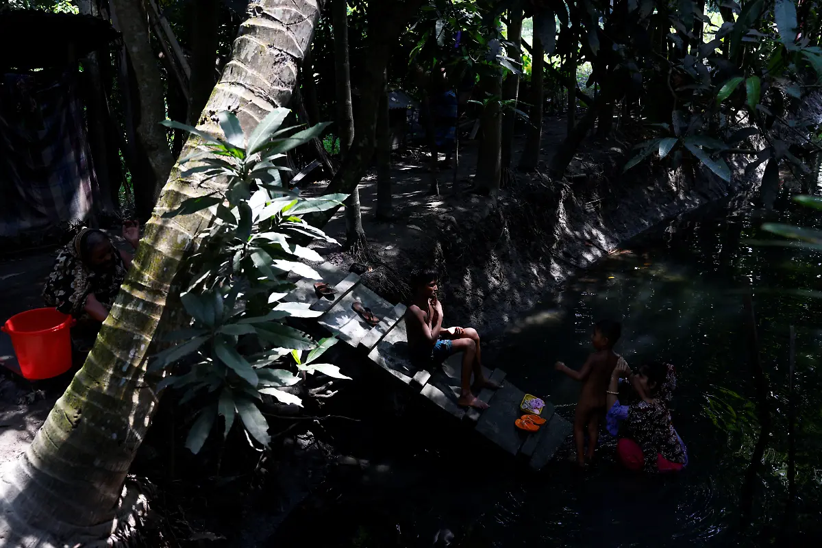 2022-10-19T230205Z-1511832101-RC2VYV9G0L3D-RTRMADP-3-CLIMATE-CHANGE-BANGLADESH-FARMS