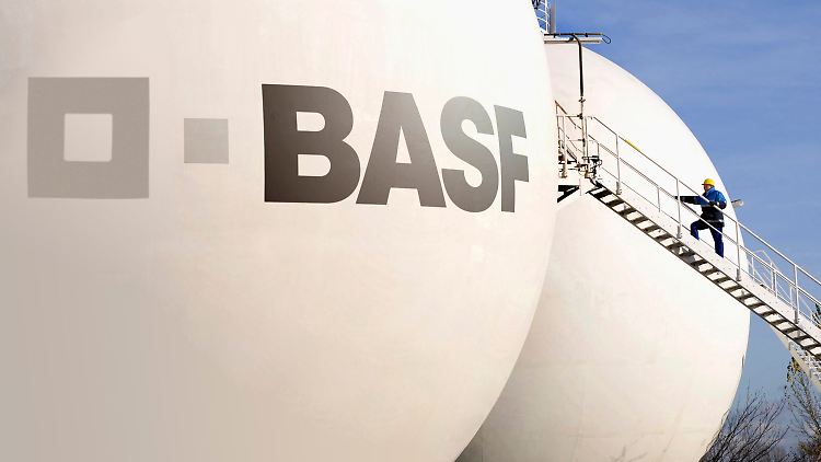 Im zentralen Tanklager der BASF in Ludwigshafen warten flüssige Produktionsstoffe wie zum Beispiel Methanol und Naphtha in kugelrunden Speichertanks auf ihren Einsatz.