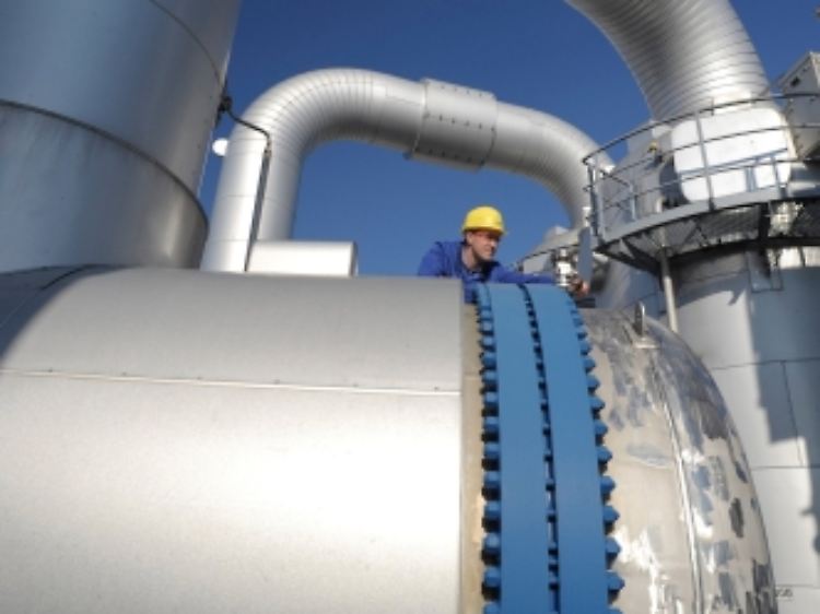 Alles dicht bei BASF: Ein Chemikant überprüft an einer Citral-Anlage in Ludwigshafen die Armaturen. Citral ist der Ausgangsstoff für die Vitamine A und E, Carotinoide sowie verschiedene Aromachemikalien.