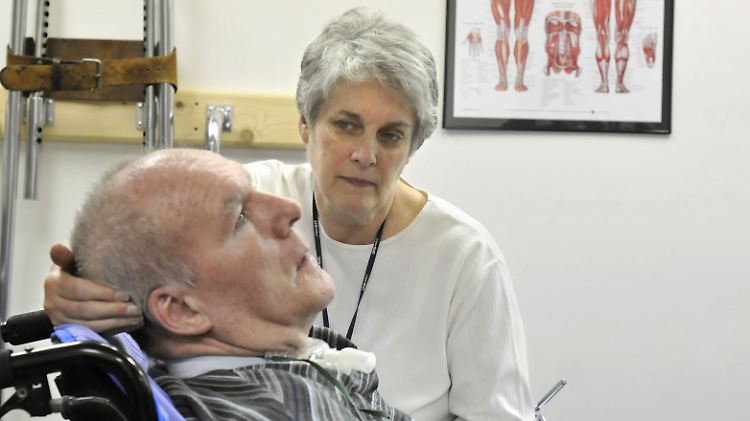 Das soziale Umfeld und die Art der Pflege von Patienten mit Locked-in-Syndrom spielt eine große Rolle für deren seelischen Zustand.