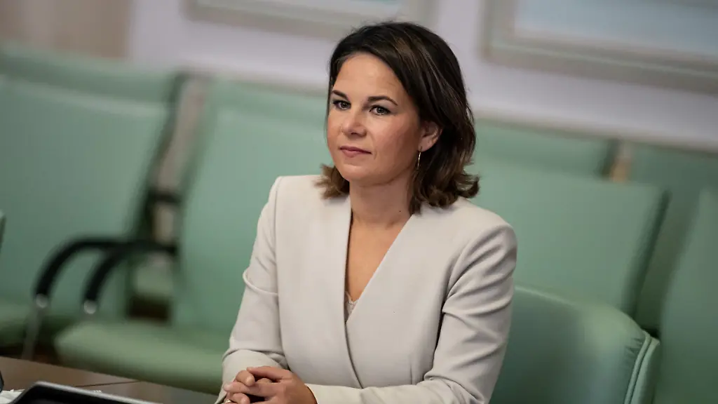 Baerbock-ist-gerade-in-Kasachstan-um-dort-fuer-einen-Wasserstoff-Deal-mit-Deutschland-zu-werben-Derweil-wird-ueber-einen-Personalwechsel-eines-engen-Mitarbeiters-zu-RWE-berichtet