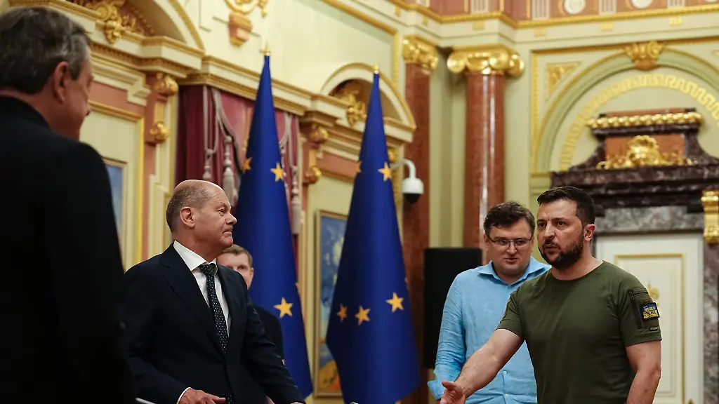 Wolodymyr-Selenskyj-r-und-Olaf-Scholz-2-v-l-treffen-im-Juni-in-Kiew-zusammen-In-einem-neuen-Telefongespraech-sichert-der-Kanzler-weitere-Waffen-an-die-Ukraine-zu