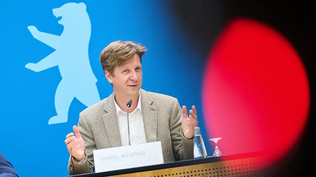 Daniel-Wesener-Buendnis-90-Die-Gruenen-Berliner-Senator-fuer-Finanzen-bei-einer-Pressekonferenz