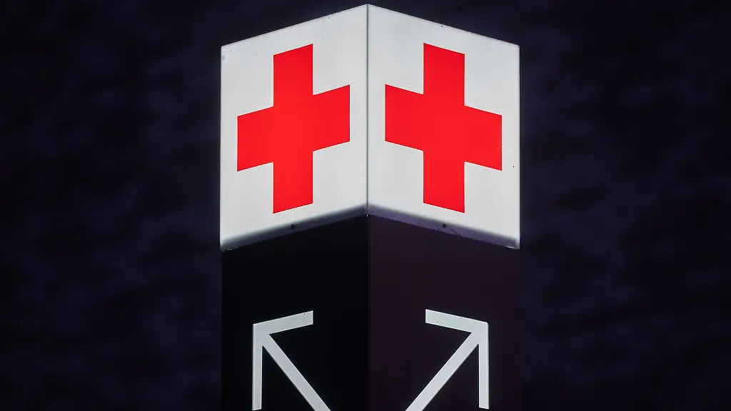 Ein-Pfeil-weist-den-Weg-zur-Notaufnahme-eines-Krankenhauses