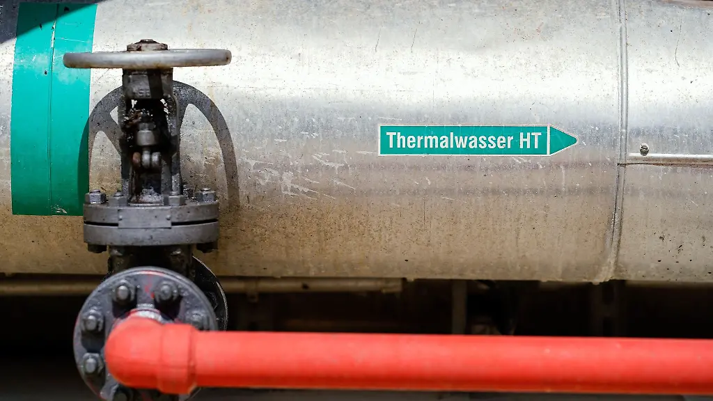 Rohre-mit-Thermalwasser-fuehren-zu-Behaeltern-eines-Waermetauschers-an-einer-Lithium-Pilotanlage