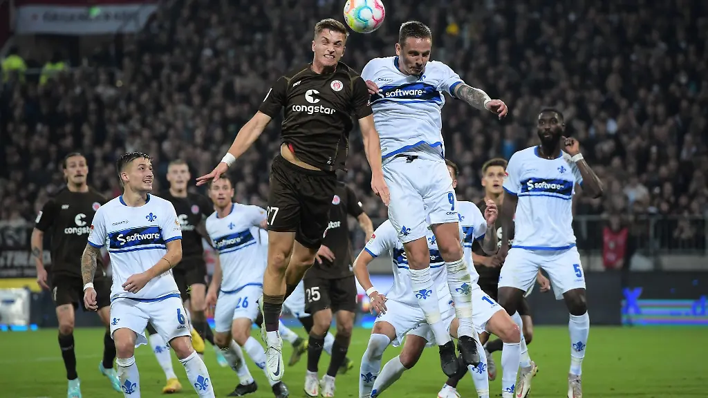 St-Paulis-David-Otto-l-r-und-Darmstadts-Phillip-Tietz-springen-beide-zum-Kopfball-hoch
