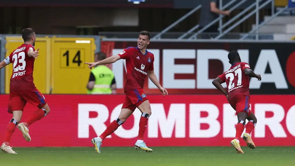 Hamburgs-Torschuetze-Jean-Luc-Dompe-r-feiert-seinen-Treffer-zum-1-2-mit-Jonas-Meffert-l-und-Laszlo-Benes-M
