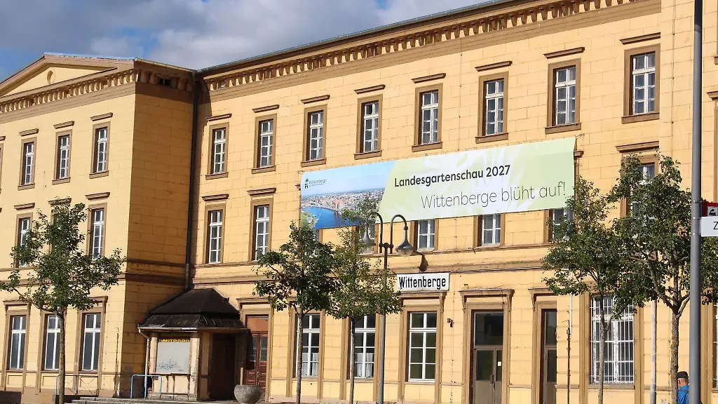 Ein-Plakat-am-Bahnhof-Wittenberge-Prignitz-wirbt-fuer-die-Landesgartenschau-2027-in-der-Elbestadt
