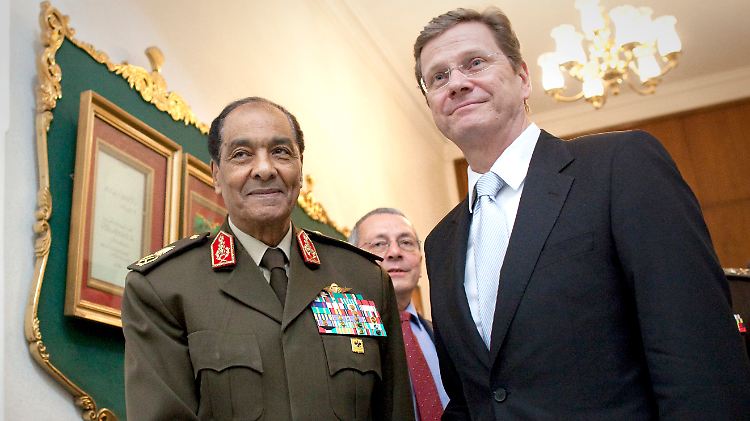 Treffen mit den Einflussreichen: Westerwelle mit dem Vorsitzenden des Obersten Militärrates von Ägypten, Verteidigungsminister Mohammed Tantawi.