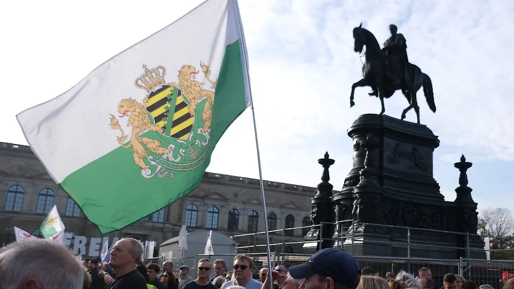 Eine-Fahne-der-rechten-Kleinpartei-Freie-Sachsen-auf-einer-Demonstration-in-Dresden