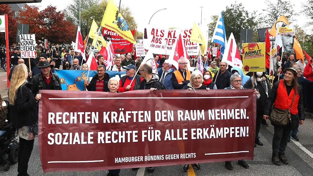 Demonstrationsteilnehmer-halten-ein-Transparent-mit-der-Aufschrift-Rechten-Kraeften-den-Raum-nehmen-Soziale-Rechte-fuer-aller-erkaempfen