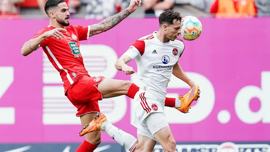 Kaiserslauterns-Lex-Tyger-Lobinger-l-und-Nuernbergs-James-Lawrence-kaempfen-um-den-Ball