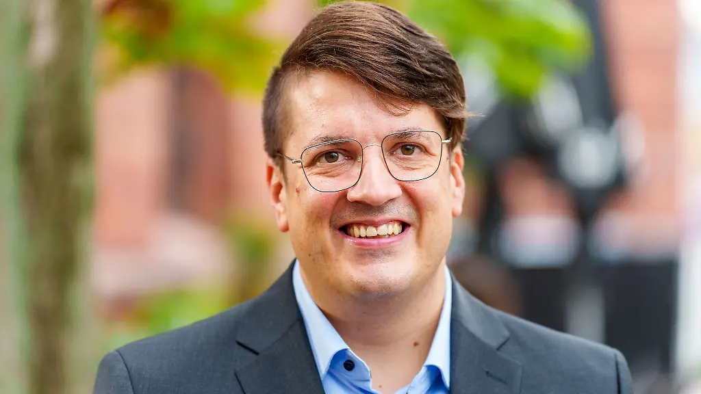 Kandidat-fuer-die-OB-Wahl-in-Mainz-Christian-Viering-steht-vor-den-Fotografen