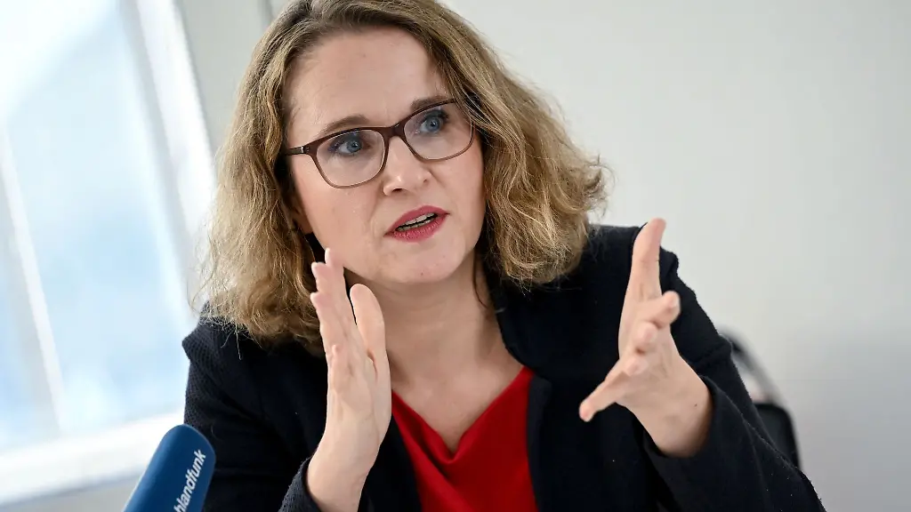 Bezirksstadtraetin-Maja-Lasic-SPD-spricht-bei-einer-Pressekonferenz