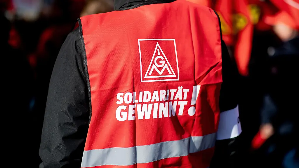 Ein-Teilnehmer-einer-Kundgebung-der-IG-Metall