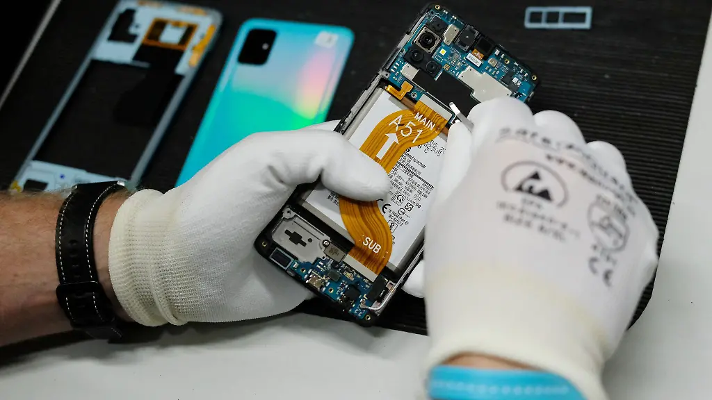 Reparatur-eines-Mobiltelefones-in-der-Werkstatt-der-Komsa-AG