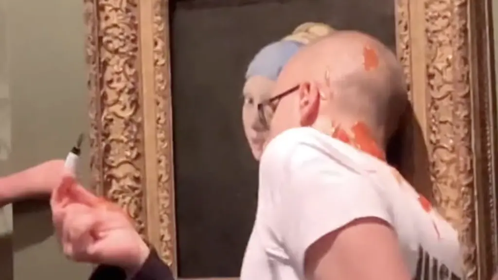 Im-niederlaendischen-Kunstmuseum-Mauritshuis-sind-drei-Klimaaktivisten-nach-einer-Attacke-auf-ein-Gemaelde-von-Johannes-Vermeer-festgenommen-worden