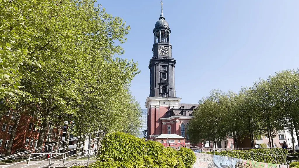 Die-St-Michaelis-Kirche-umgangssprachlich-Der-Michel-ist-eine-der-fuenf-evangelisch-lutherischen-Hauptkirchen-Hamburgs