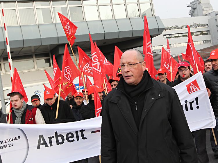 Die beiden sollen heiraten: Porsche-Betriebsratschef Uwe Hück demonstriert zusammen mit Beschäftigten des Sportwagenbauers vor den Werkstoren beim Aktionstag der IG Metall gegen den Ausbau von Leiharbeit.