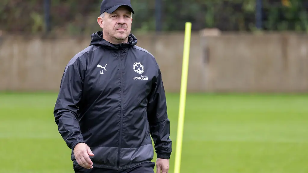 Der-neue-Trainer-Alexander-Zorniger-steht-waehrend-eines-Trainings-auf-dem-Platz