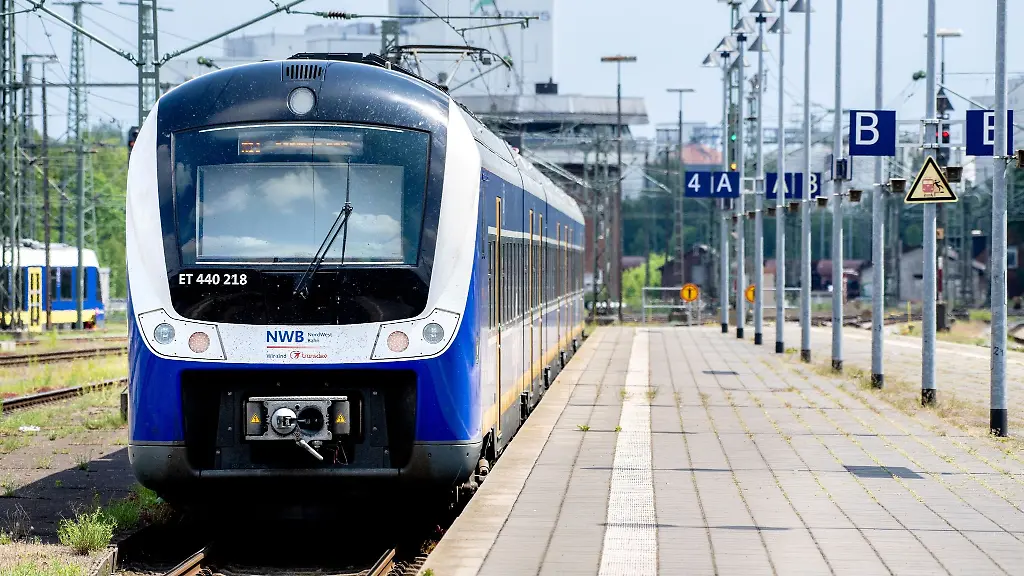 Eine-Regio-S-Bahn-der-NordWestBahn-verlaesst-den-Hauptbahnhof-in-Fahrtrichtung-Bremen