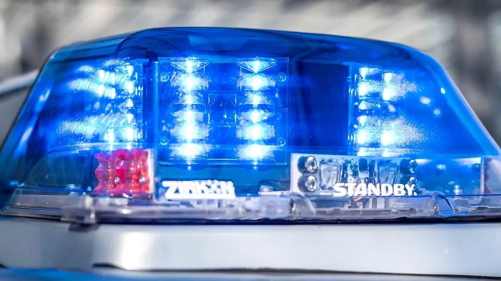 Ein-Blaulicht-leuchtet-auf-dem-Dach-eines-Polizeiwagens