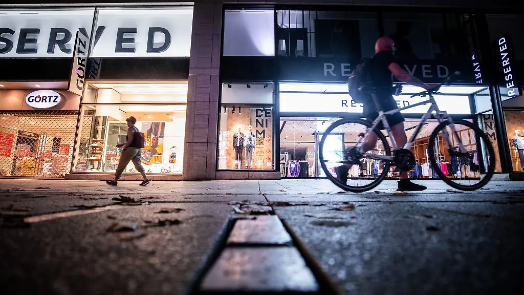 Die-Beleuchtung-von-Einkaufsgeschaeften-wirft-Licht-auf-die-Stuttgarter-Koenigstrasse