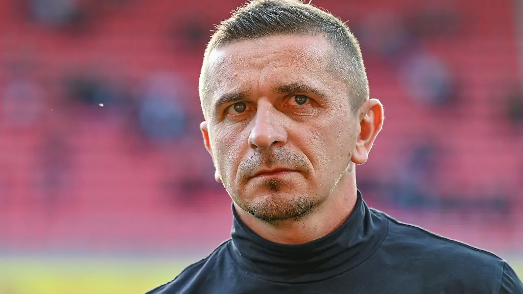 Jahn-Coach-Mersad-Selimbegovic-steht-vor-einem-Spiel-im-Stadion