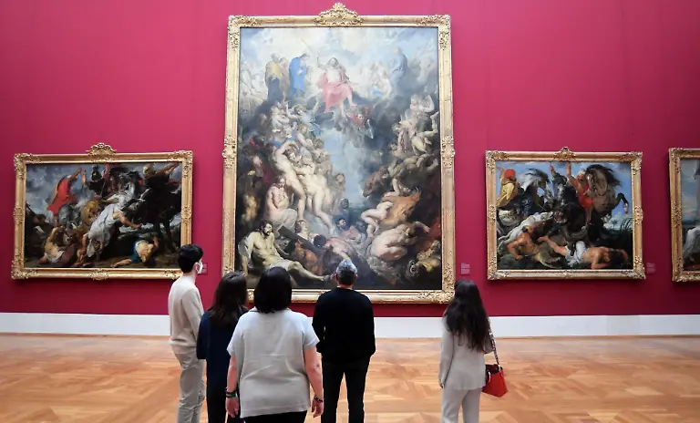 Besucher-betrachten-in-der-Alten-Pinakothek-von-Peter-Paul-Rubens-Das-Grosse-juengste-Gericht