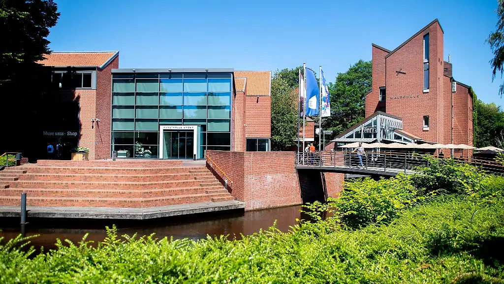 Der-glaeserne-Eingang-zur-Kunsthalle-Emden-im-Stadtzentrum-und-die-dazugehoerige-Malschule-am-Stadtgraben