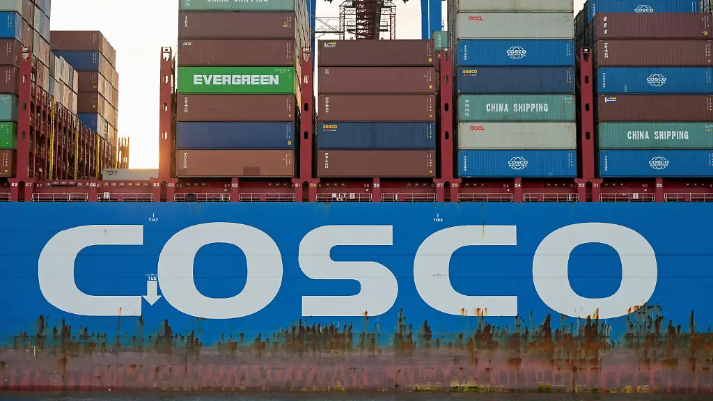 2022-10-25T195140Z-1301421592-RC2G8X9TZBDE-RTRMADP-3-GERMANY-CHINA-PORTS