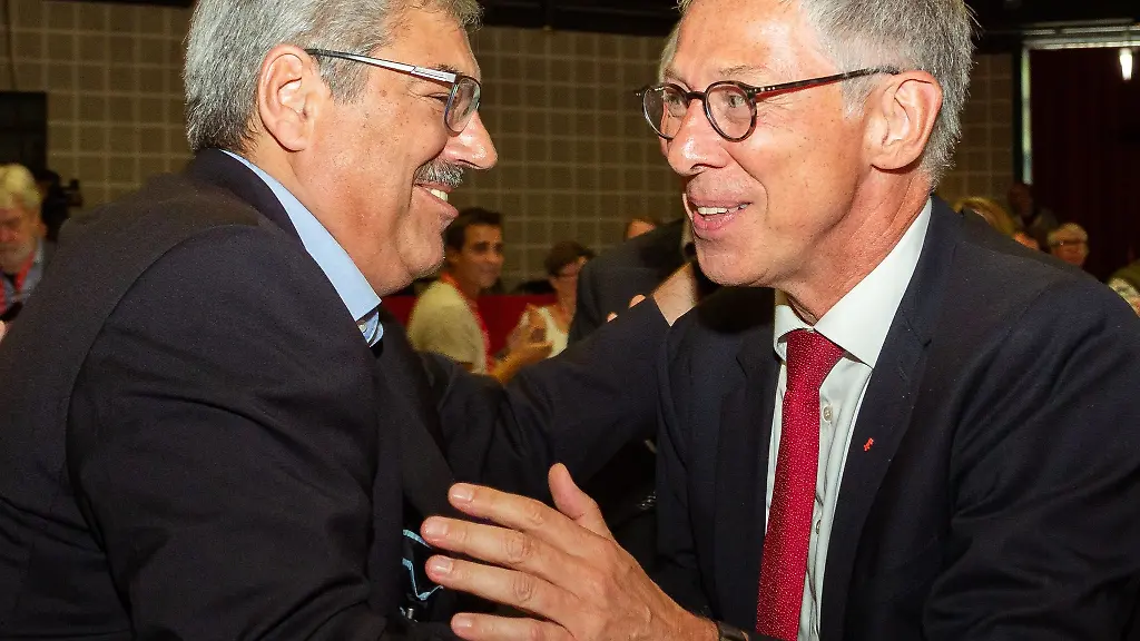 Melf-Grantz-SPD-l-OB-von-Bremerhaven-gratuliert-Carsten-Sieling-SPD-OB-von-Bremen