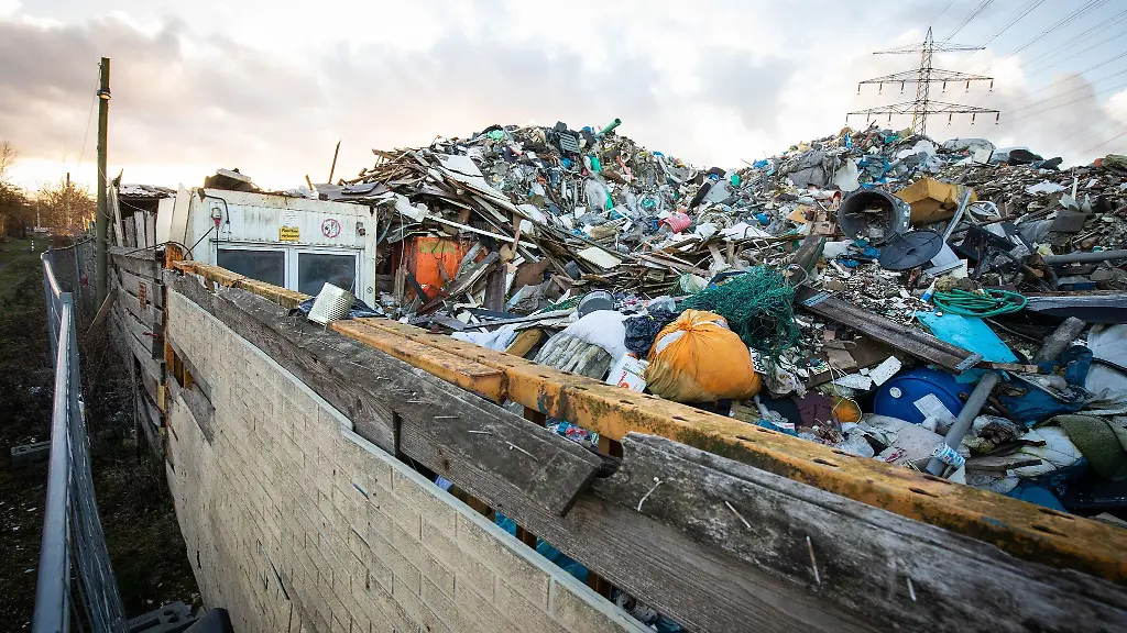 Bau-und-Gewerbeanfaelle-sowie-weiterer-Muell-liegen-auf-einem-Gelaende-in-Norderstedt