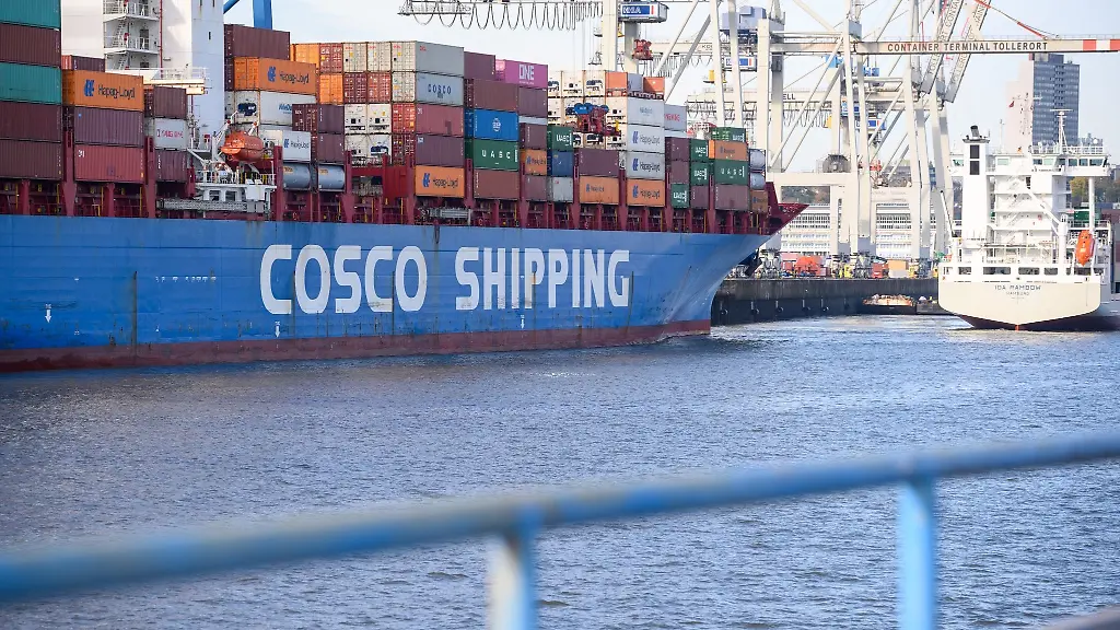 Das-Containerschiff-Xin-Lian-Yun-Gang-der-Reederei-Cosco-Shipping-liegt-am-Containerterminal