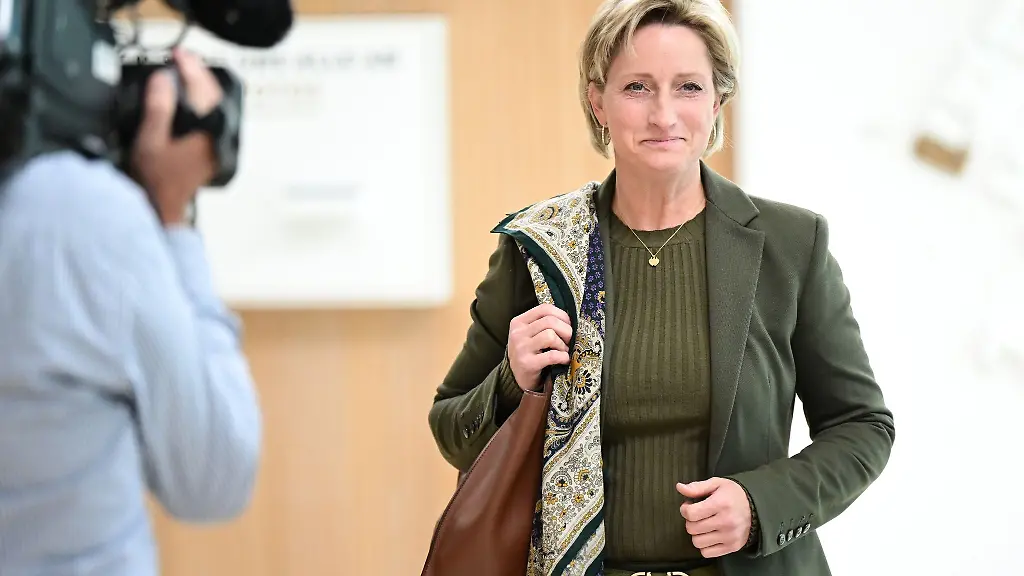 Nicole-Hoffmeister-Kraut-CDU-Wirtschaftsministerin-von-Baden-Wuerttemberg-geht-im-Landtag-zu-einer-Regierungs-Pressekonferenz