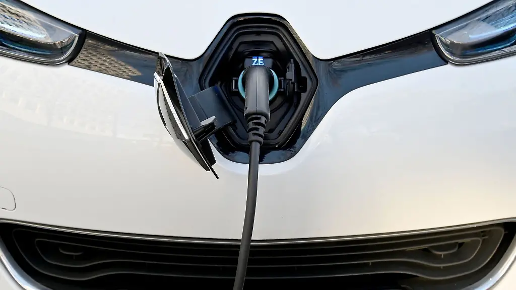 Ein-Elektroauto-vom-Typ-Renault-Zoe-wird-an-einer-Ladesaeule-aufgeladen-Darf-ein-Hersteller-oder-Vermieter-nach-Vertragsende-die-Batterien-fuer-E-Autos-per-digitalem-Fernzugriff-sperren-Nein-lautet-ein-Gerichtsurteil