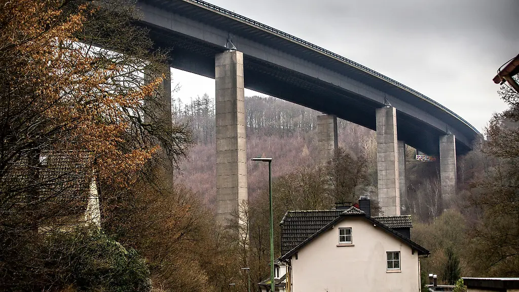 Die-marode-Talbruecke-Rahmede-der-Autobahn-45-bei-Luedenscheid