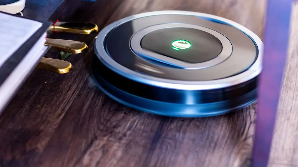 Ein-Saugroboter-faehrt-durch-eine-Wohnung-und-reinigt-den-Fussboden-Viele-Besitzer-geben-den-automatisch-arbeitenden-Haushalthilfen-sogar-Spitznamen