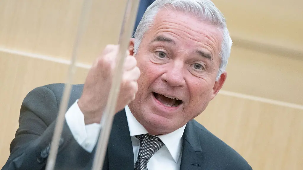 Baden-Wuerttembergs-Innenminister-Thomas-Strobl-CDU-spricht-bei-einer-Plenarsitzung-im-Landtag