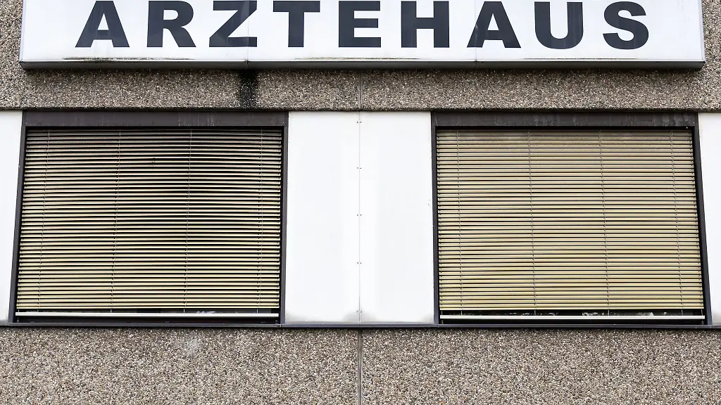 Die-Rollaeden-eines-Aerztehauses-sind-heruntergelassen