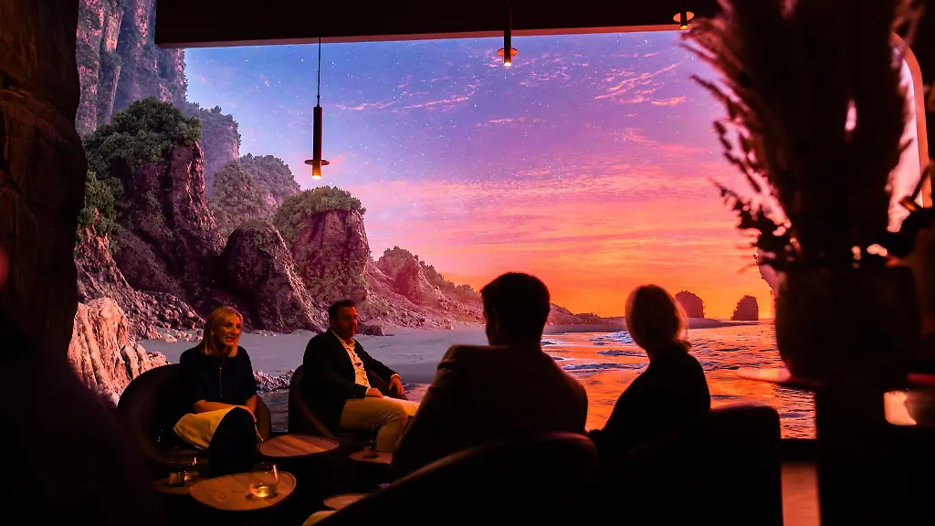 Das-futuristisch-gestaltete-Eatrenalin-hat-selbstfahrende-Sessel-mit-denen-die-Gaeste-von-Raum-zu-Raum-gleiten