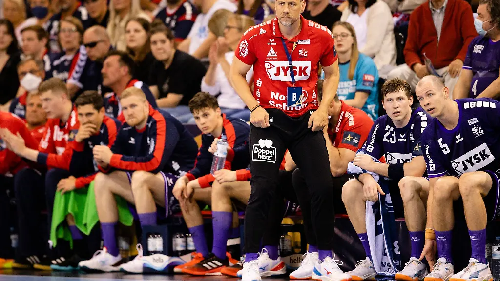 Flensburgs-Trainer-Maik-Machulla-coacht-an-der-Seitenlinie