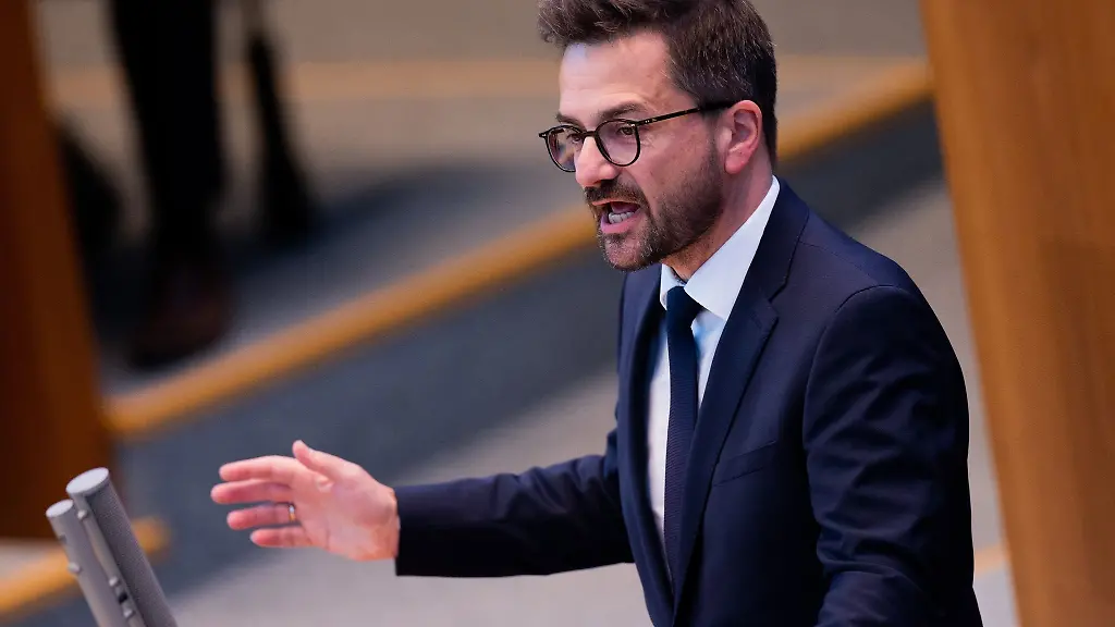 SPD-Fraktionschef-Thomas-Kutschaty-spricht-bei-einer-Landtagssitzung