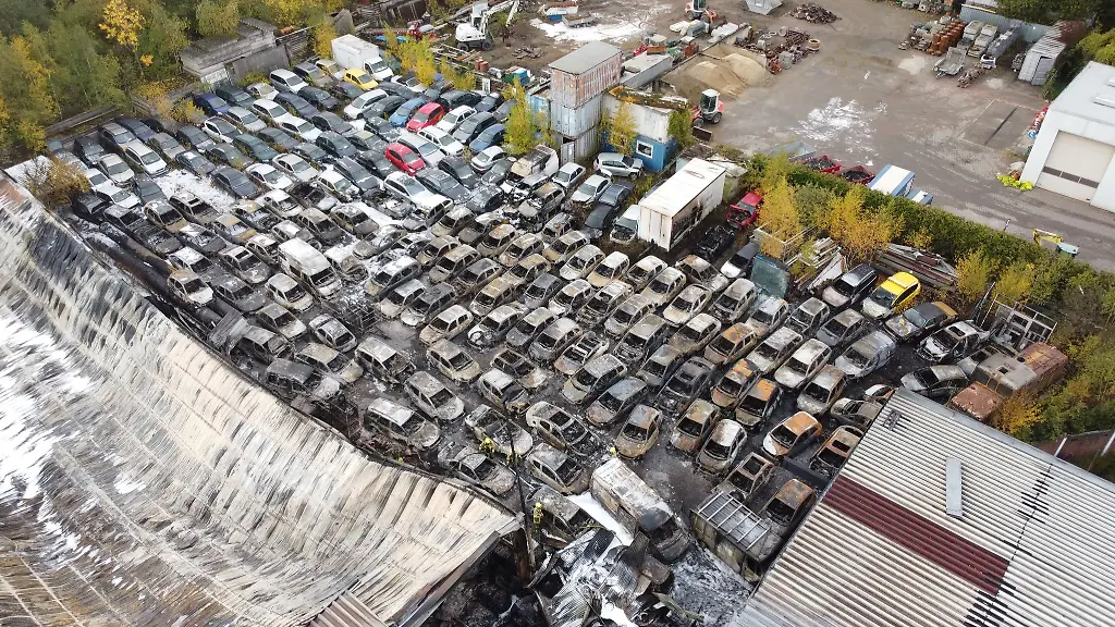 Ausgebrannte-Fahrzeuge-stehen-auf-einem-Autoschrottplatz