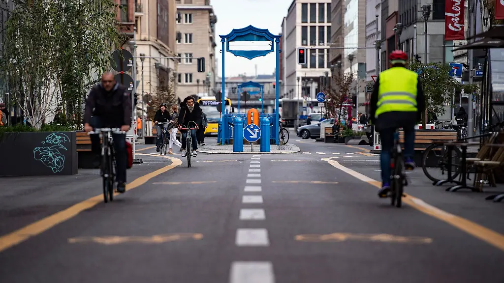 Radfahrer-sind-auf-dem-fuer-den-Autoverkehr-gesperrten-Teil-der-Friedrichstrasse-unterwegs