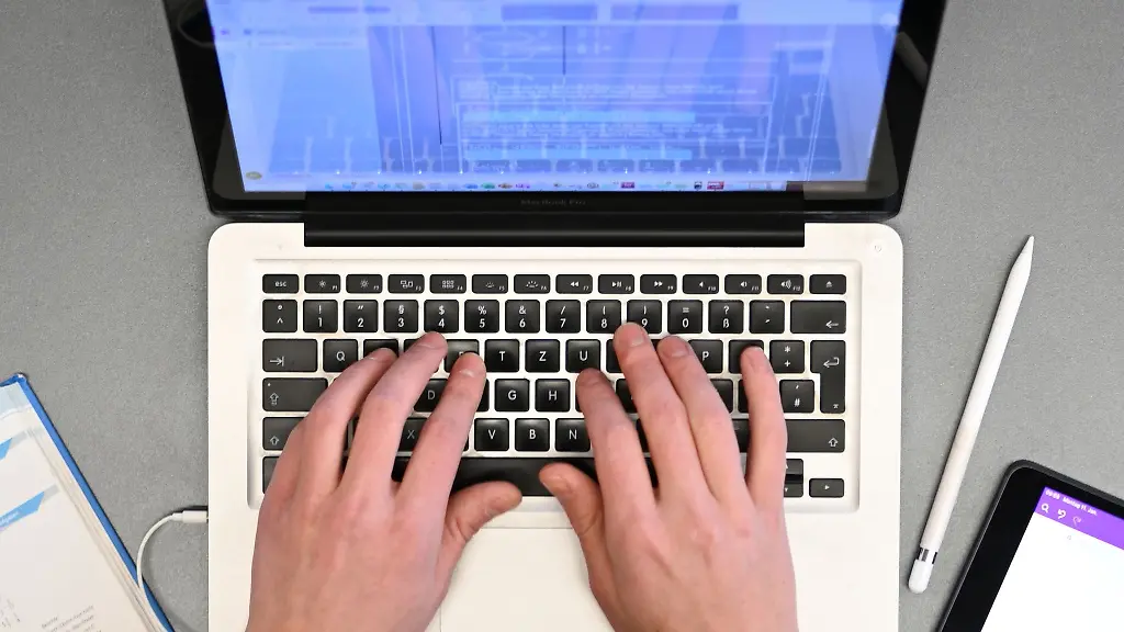 Ein-Lehrer-arbeitet-an-einem-Laptop