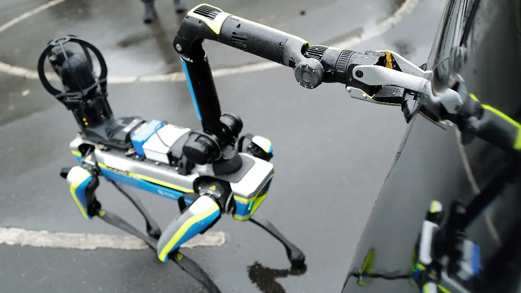 Ein-Roboterhund-greift-eine-Autotuer-mit-seinem-Arm