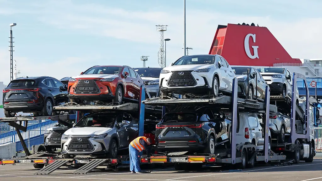 Auf-dem-Gelaende-von-Autolink-im-Seehafen-wurden-per-Schiff-angelieferte-Autos-auf-Autotransporter-verladen