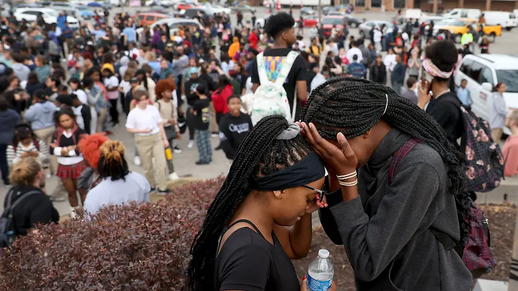 Schueler-versammeln-sich-auf-dem-Parkplatz-vor-der-Schule-nach-den-Schuessen